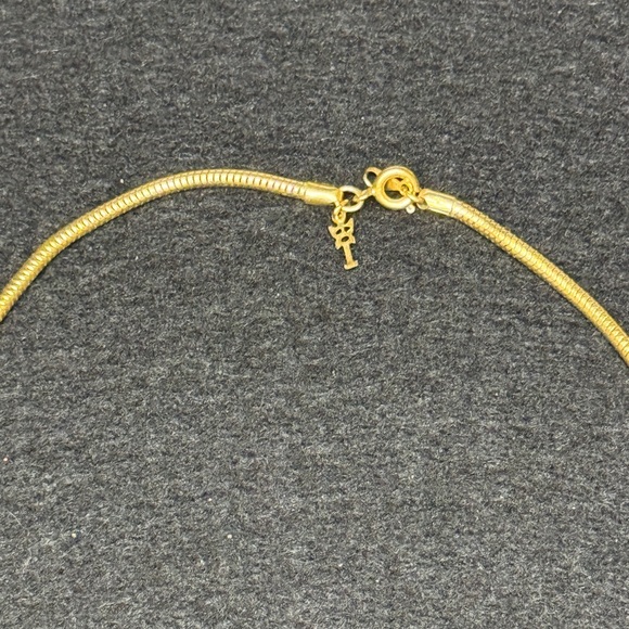 Trifari Black and Gold-Tone Necklace (chain has kinks) Vintage - Picture 3 of 4